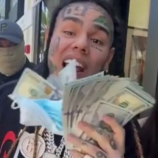 緬懷 Nipsey 曾當街遇刺！6ix9ine 在洛杉磯囂張撒錢，保鑣穿「防彈背心」嚴陣以待！