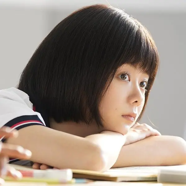 童顏女神是靠「穿」出來的？陸劇《以家人之名》萌妹「譚松韻」下戲更減齡，30 歲扮高中生也不違和！