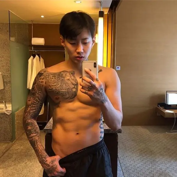你想當 Rap Star 嗎？《新說唱》男神導師 Jay Park 乾瘦外表下竟藏「雕刻肌肌」全靠這招達陣！