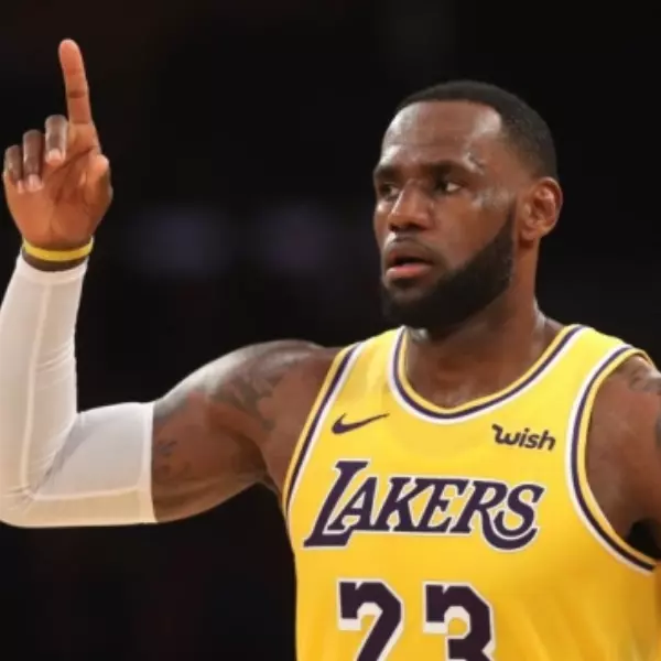 讓美國再次偉大？LeBron James 賽前頭頂「MAGA 假貨帽」，球迷：「背後意義價值有洋蔥！」