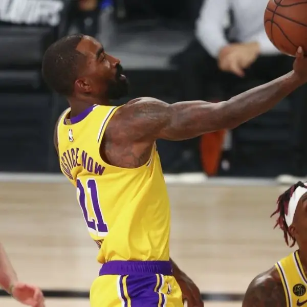 詹皇看得呵呵笑！「神經刀」JR Smith 首次亮相就砍 11 分，湖人 23 分痛宰拓荒者