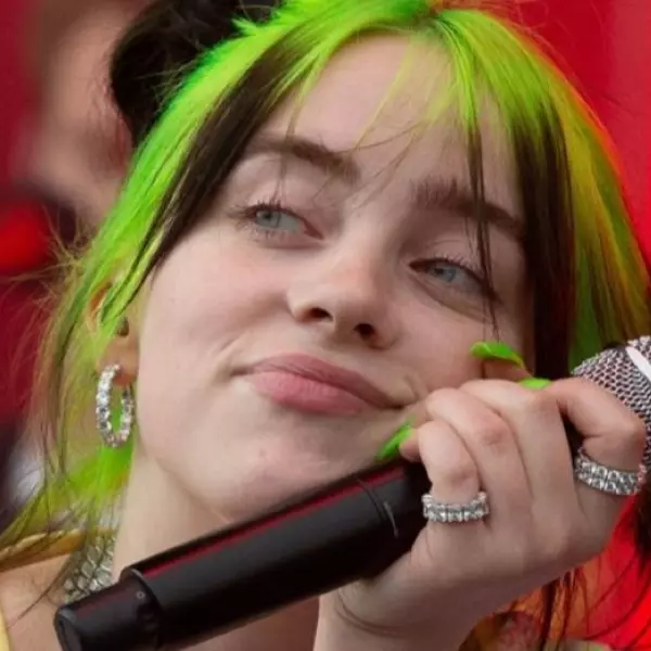 Billie Eilish 出席民主黨全國代表大會唱新歌，爆氣嗆川普：「他正在摧毀我們的國家！」