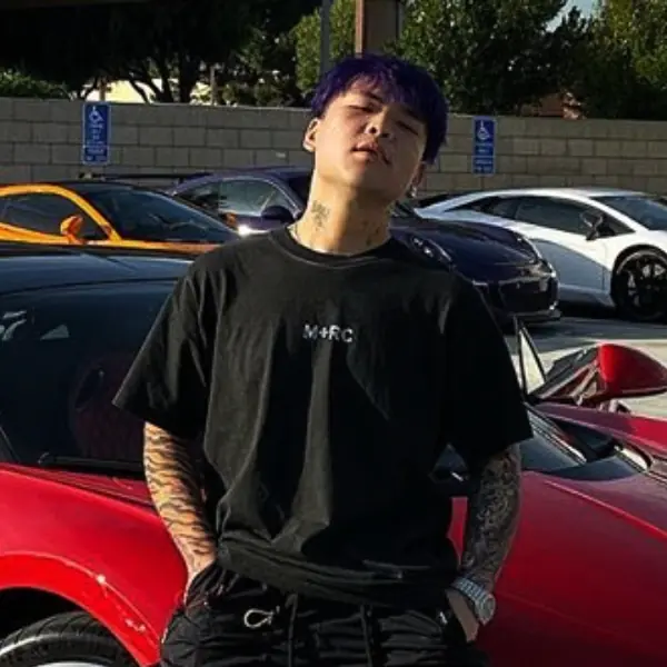 根本球鞋 CEO！《說唱新世代》導師 KnowKnow 腳踩 Travis Scott、CLOT 黑絲綢，更高兄弟真的炸！