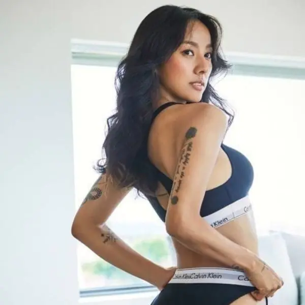 「性感符號」李孝利不只身材火辣！腳上的球鞋也很有看頭，甚至還有球鞋以她為名！網友：這雙不是才剛發⋯