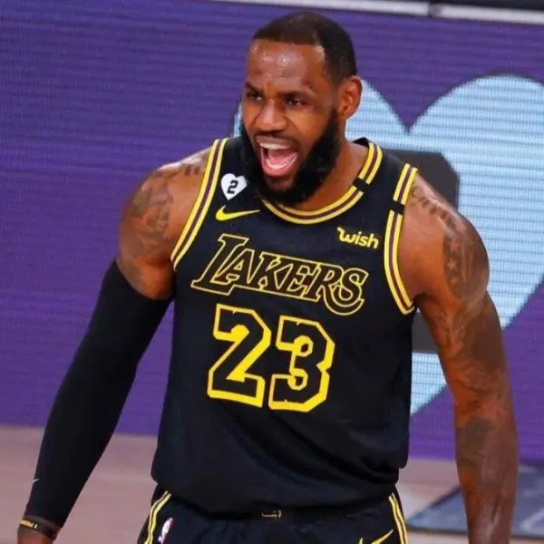 經典畫面重現？湖人出現離譜防守失誤，詹皇與 JR Smith 當場「攤手」溝通交流