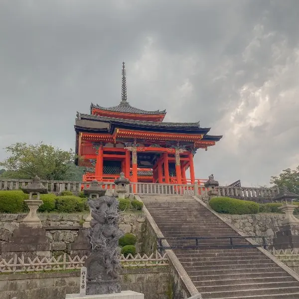 以前每次去人潮擠爆！京都名勝「清水寺」現在空無一人，網友大喊羨慕「拍照好爽」！