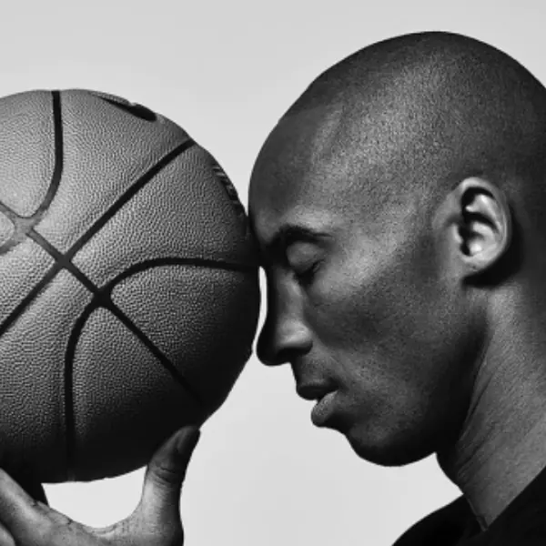 黑曼巴態度傳承！Kobe Bryant 限量系列開賣「收益所得」全都給它，球迷：「有老大我就買爆！」