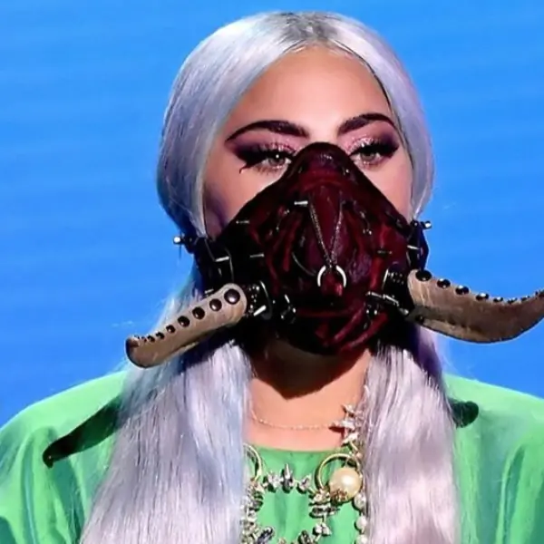 疫情後的第一場大型頒獎典禮！VMA 紅毯女星們「報復性打扮」真的超用力⋯Lady Gaga 依舊穩坐冠軍！