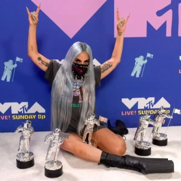 紅包場走錯棚？VMA 頒獎盛會女星「瘋癲造型大 PK」，看她們用哪些「心機」走鎂光燈！