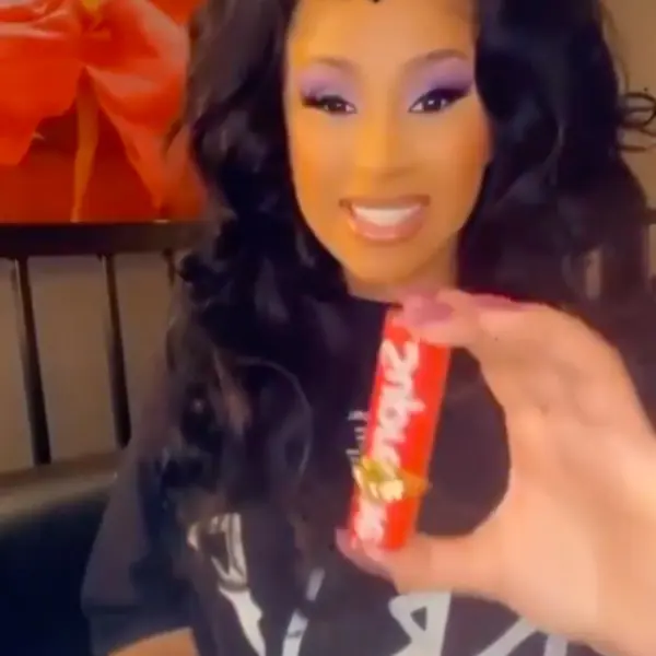 全世界第一位開箱 Supreme 口紅的女藝人！Cardi B 試用心得超嗆辣：「我想塗在我的 Pu#$y 上！」