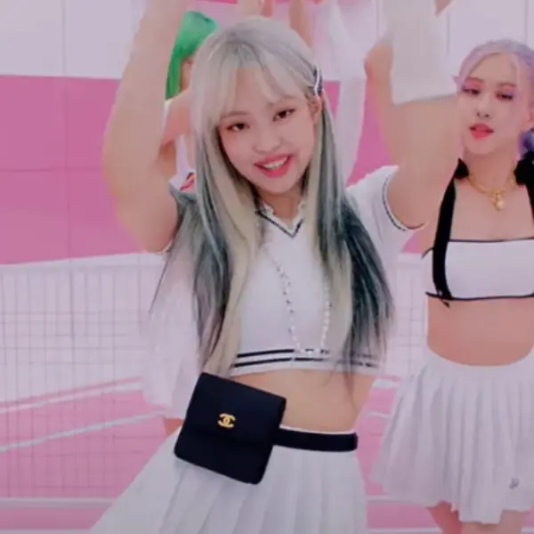 Jennie〈Ice Cream〉MV 中那顆「櫃上買不到的包」我們幫你神出來了！名牌包老司機都在這裡挖寶～