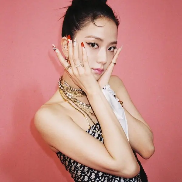 「只有六秒我不服！」BLACKPINK 最懂穿的 Jisoo MV 造型亮點看不完，又甜又撩超犯規！