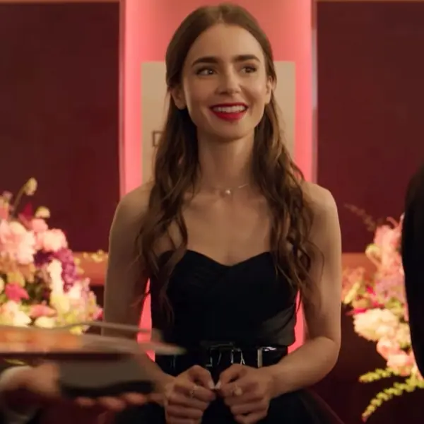 莉莉·柯林斯（Lily Collins）主演時尚喜劇影集《艾蜜莉在巴黎》（Emily in Paris）釋出預告片，百變造型仙氣十足！