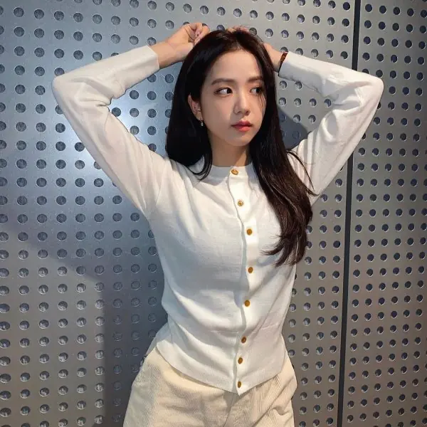 快去翻奶奶的衣櫃！Kendall、Jisoo 都在穿的「奶奶衫」怎麼穿不土氣一篇教會妳！