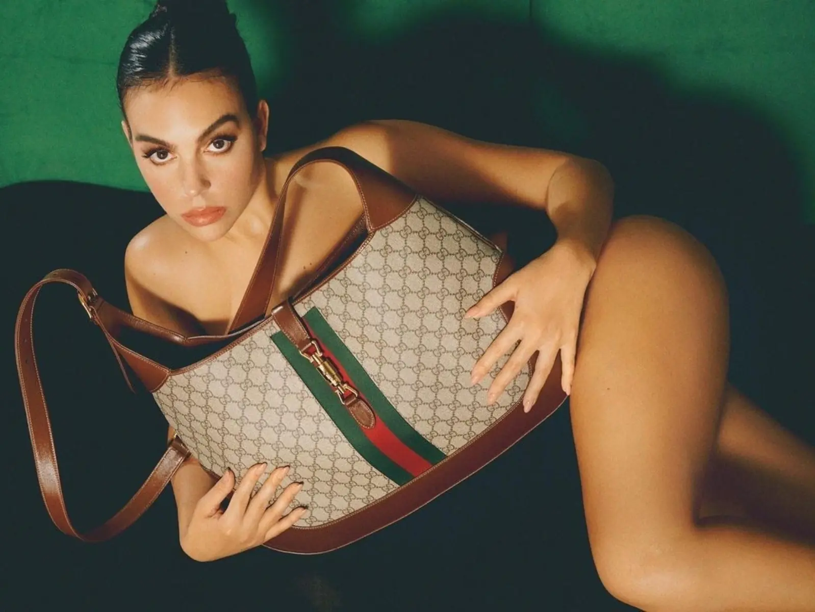 解析「C 羅女友」喬治娜 Georgina Rodriguez 的瘋狂曬包行徑，愛馬仕、CHANEL⋯身價比女明星還高！