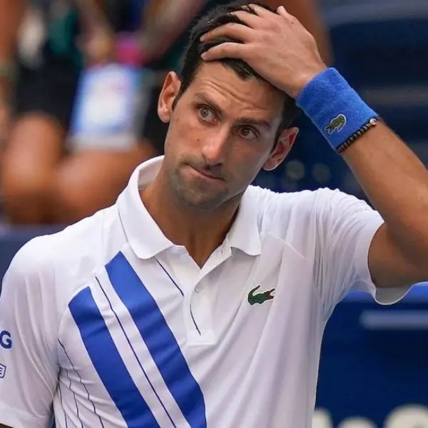 遺憾！球王 Djokovic 誤擊線審喉嚨被判出局，賽後坦言：「我會成為更好的人，非常抱歉」