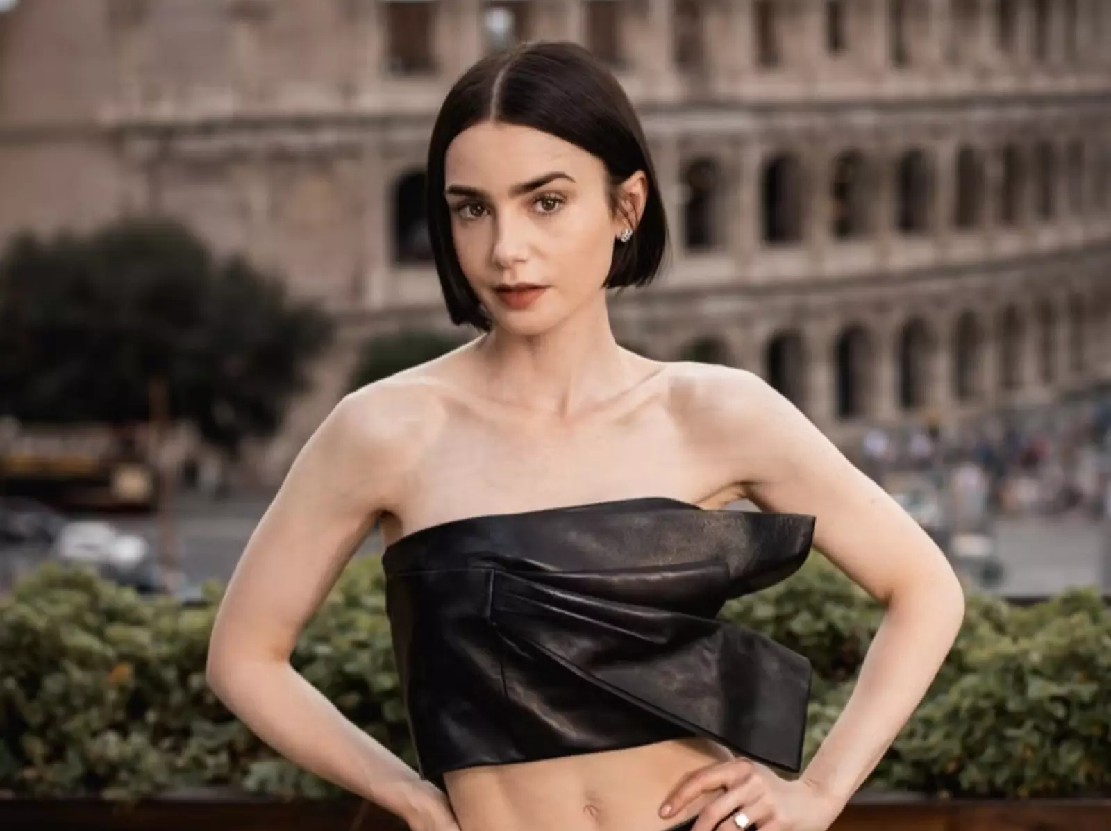 《艾蜜莉在巴黎》第四季莉莉柯林斯 Lily Collins 魅力關鍵：身高 165 高挑身材、以奧黛麗赫本為榜樣⋯她真的從小美到大！