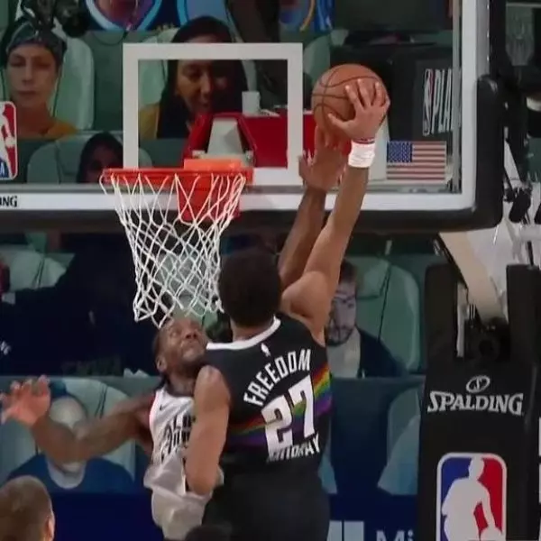 扯爆！Kawhi Leonard「用中指」賞給 Murray 一記大火鍋，快艇 6 分差擊碎金塊