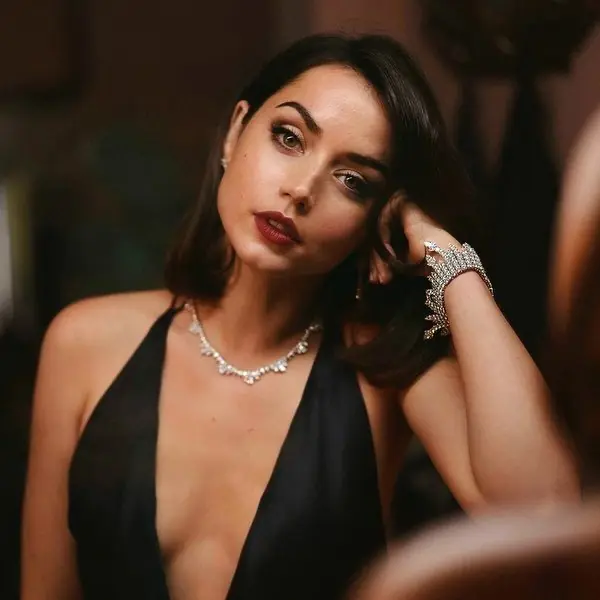 特務這麼辣我直接投降！《007 生死交戰》「新龐德女郎」Ana de Armas 下戲超惹火，隨便穿都稱霸紅毯！