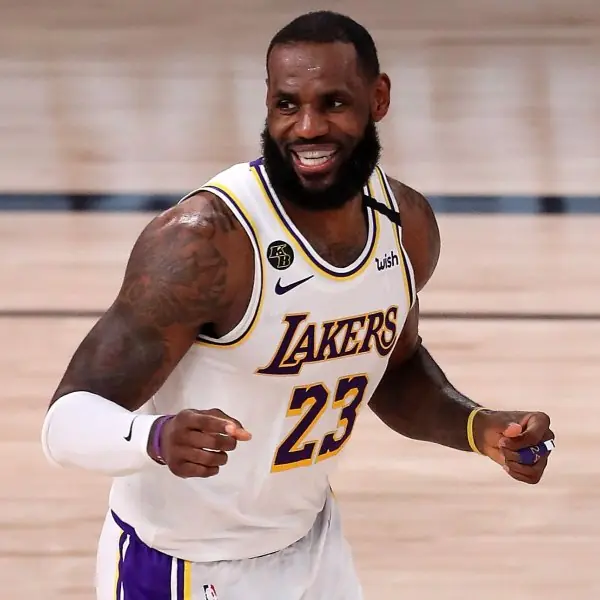 詹皇「沾黃」了！LBJ 球衣上神秘「黃色汙漬」引發網友熱議：是生化人的機油嗎？