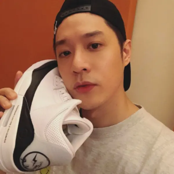 你認得出幾雙？周湯豪親自曝光「閃電」Air Jordan 3，但後面「球鞋專賣店等級鞋牆」卻更吸睛！