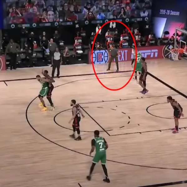 NBA 高砂一馬是你！暴龍總教練在底線假裝要球成功騙到 Tatum，球迷：本季最強戰術
