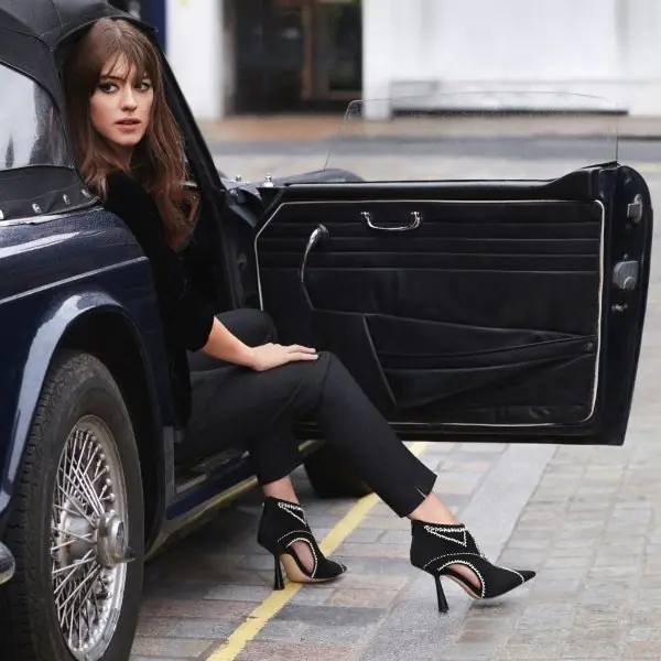 JIMMY CHOO 發佈 2020 秋冬大片  黛西·艾德格-瓊絲（Daisy Edgar-Jones）優雅出鏡