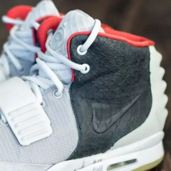 屌虐紅鷹！Nike Air Yeezy 2「全球唯一」三鷹合體無碼釋出，網友：「這雙才配叫神鞋啊！」