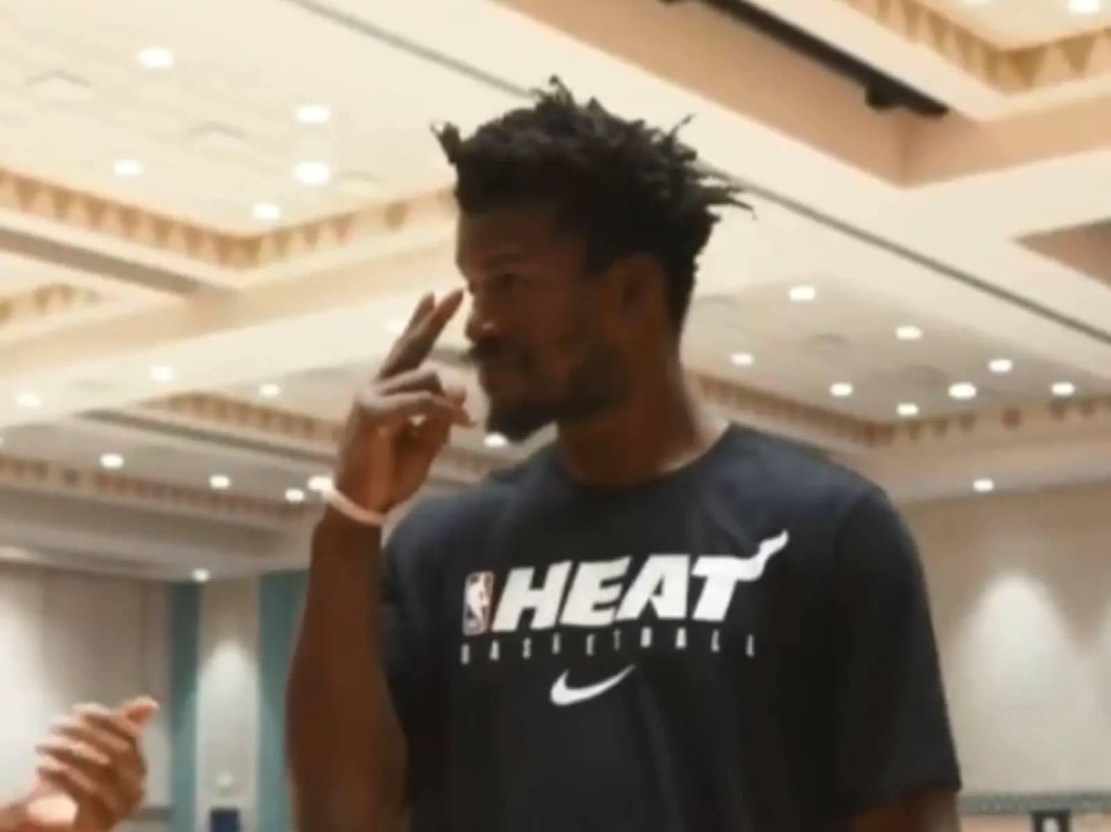 真的是士官長！隊友唱生日歌 Jimmy Butler 命令「看著他唱」，網友：以為在唱軍歌