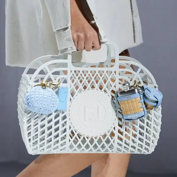 我的老天鵝，誰准你這麼可愛！Fendi 推出 20 款「巨實用廢物小包」，酒壺袋、AirPods 保護套全都超欠收！
