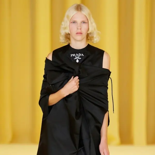 不搞街頭設計就能完勝！設計鬼才「Raf Simons」聯手 Prada 的首場雙總監大秀究竟賣什麼關子？