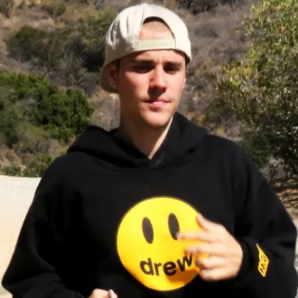 懶潮人的最愛！Justin Bieber 私下都愛著用的「帽 Tee」你還沒有？網友：「秋冬的保暖神器！」