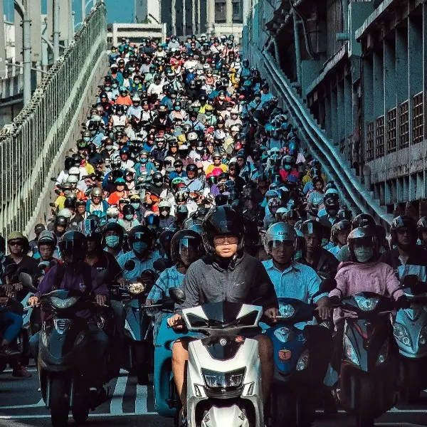 就是愛台灣！喬瑟夫高登李維曬出「台北機車瀑布」，向網友徵求台味特色面孔寫真！