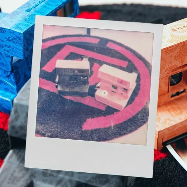 CLOT x Polaroid 600 COLOR YOUR WORLD 限量經典「絲綢」系列即將登場！