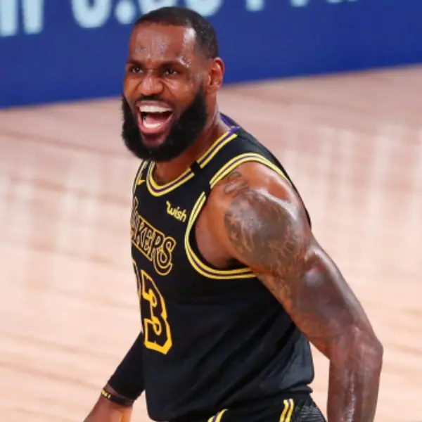 想念老大！LeBron James 季後賽足下狠貨 Sacai、KITH 穿不完，更重要是還穿上「Kobe」簽名鞋！