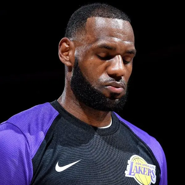 生化人的秘密？Anthony Davis 透露詹皇主宰球場 17 年的關鍵：他比任何人都睡得更久