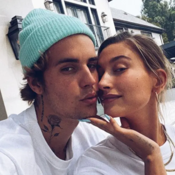 真鞋頭！小賈 Justin Bieber 甜摟嬌妻踩「7 萬台幣神鞋」，這張「照片」更讓品牌股票狂飆大漲！