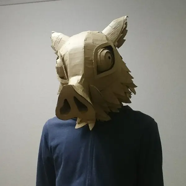 紙之呼吸！神人只用紙箱就自製出《鬼滅之刃》伊之助豬頭，網友驚呼：戴上去帥爆了！