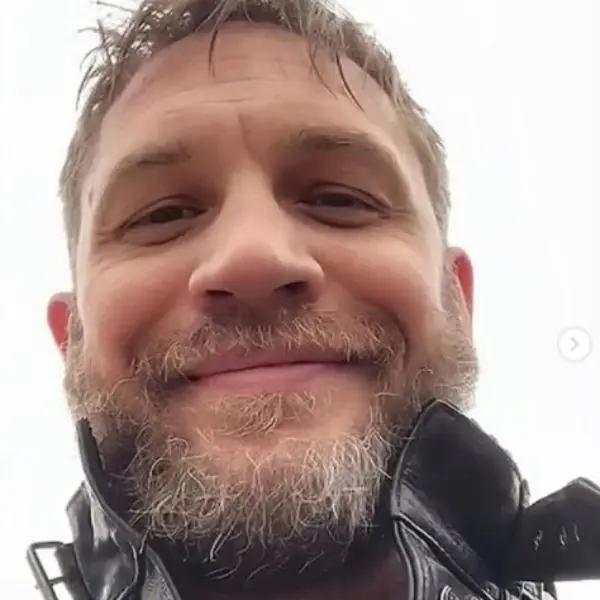 湯姆哈迪暖心祝賀痛失父親的小男孩生日快樂：「雖然你喜歡的是鋼鐵人、美隊和雷神⋯」