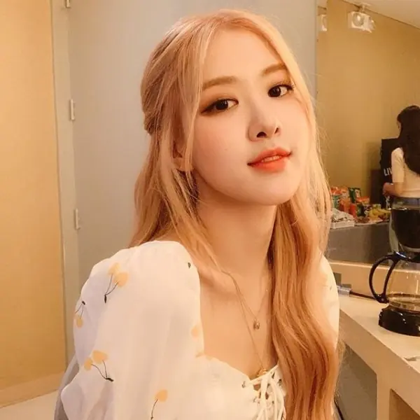 長超像！陸劇《我，喜歡你》趙露思、BLACKPINK Rosé「撞臉大 PK」 ～誰才是你的耐看女神？