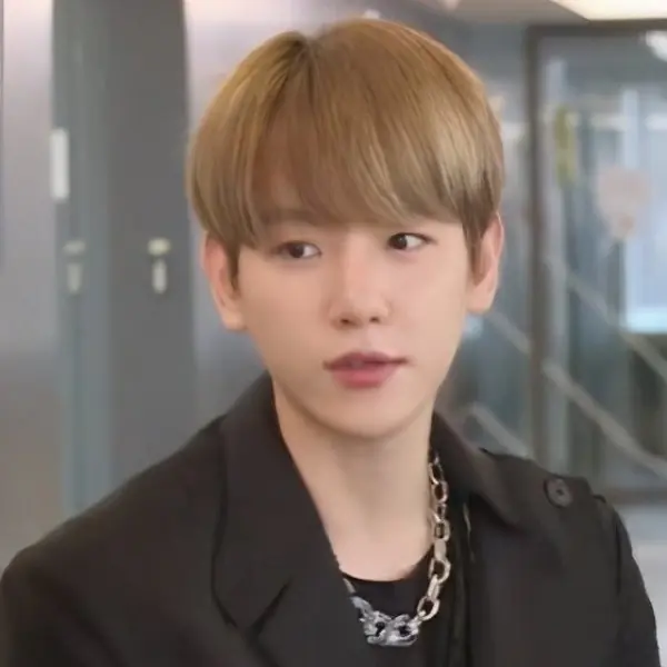 【明星也會醜】一小時直接瘦 10 公斤！？EXO 伯賢直播前後「臉部變化歷程」引熱議：中間是吃了啥？