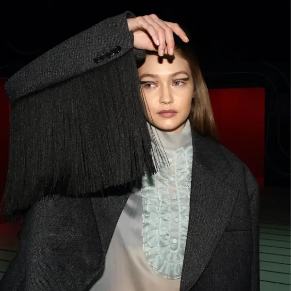 買收藏還能做公益！Prada 攜手蘇富比拍賣釋出「時裝秀同款」：Gigi Hadid 親拍照片、秀場陳列通通有！