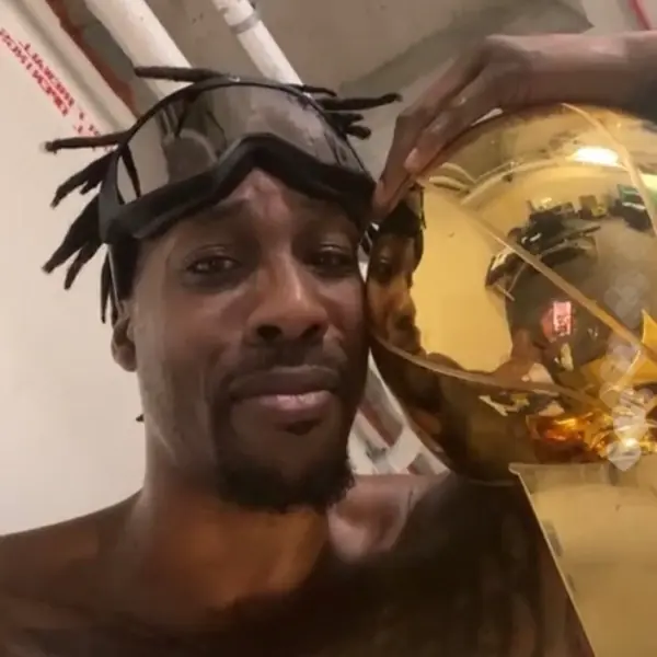 總冠軍夢達成！Dwight Howard 邊哭邊抱冠軍金盃：「不要輕易放棄夢想，你可以做到！」