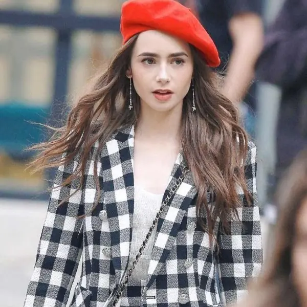 法式優雅可以用妝的！《艾蜜莉在巴黎》（Emily in Paris） 莉莉·柯林斯（Lily Collins）「法式臉蛋」關鍵 3 招：全差在「這個」小細節！