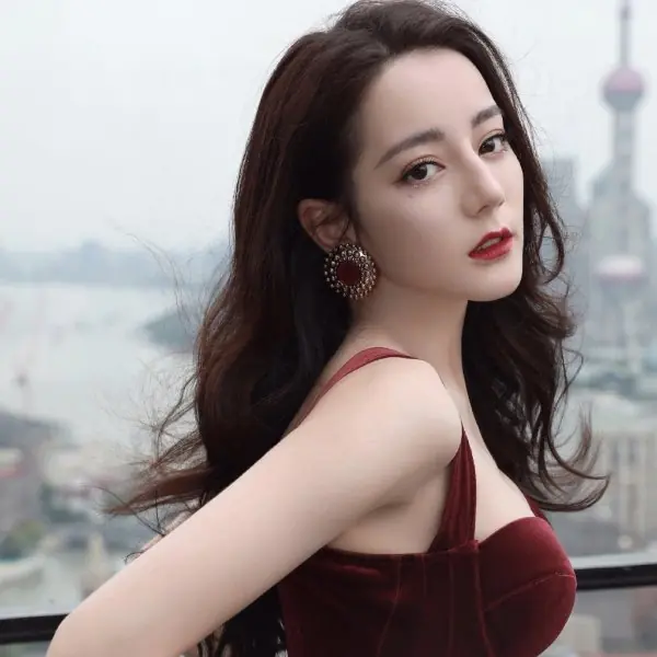 靠紅毯上熱搜第一人！回顧新疆女神「迪麗熱巴」3 大性感時刻，網友：隨便穿都完勝全場！