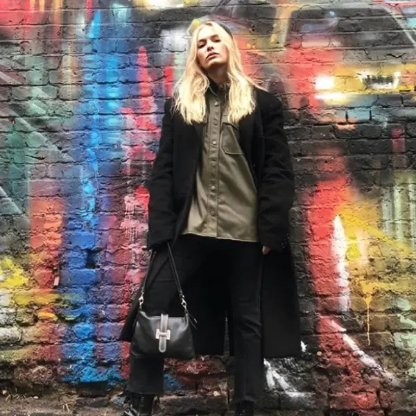 艾蜜莉的正妹閨蜜！《艾蜜莉在巴黎》（Emily in Paris）的 Camille Razat 私服也超吸睛！就靠「3 件單品」穿出氣勢爆棚 Look！
