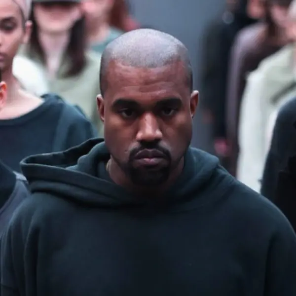 網友調侃肯爺 Yeezy 龍骨、洞洞鞋醜！Kanye West 憑藉這「三點」大膽回擊：「是你們太害怕嘗試！」