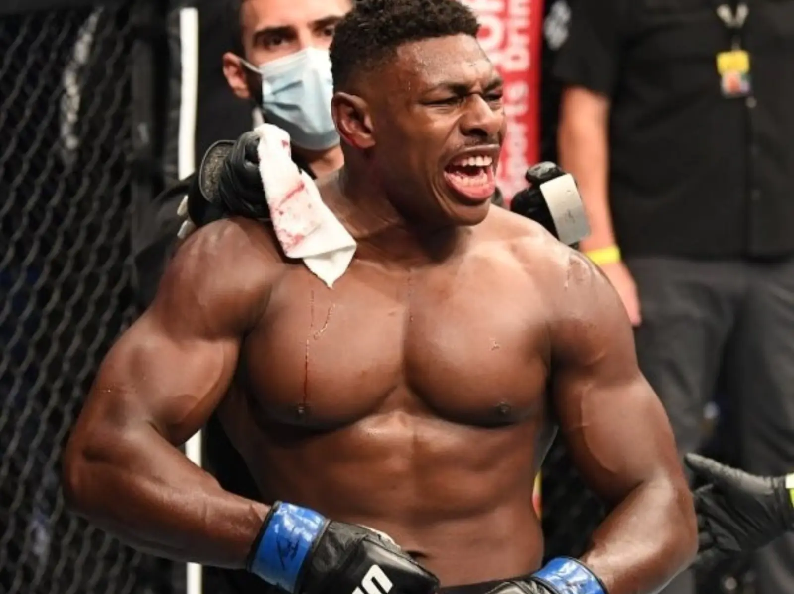 UFC 選手 Joaquin Buckley「華麗迴旋踢」終結對手，超高難度動作引發熱議！
