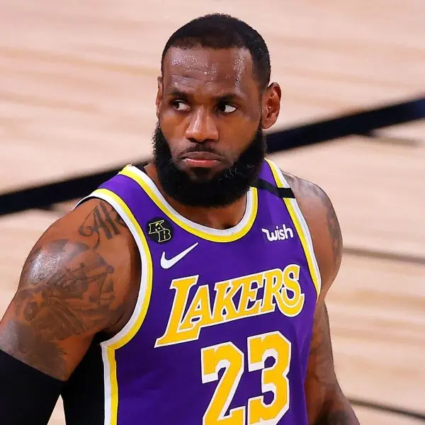 小兄弟人勒？詹皇兒子 Bronny 沒如期上線直播打遊戲，網友：應該正在被拳力詹開扁