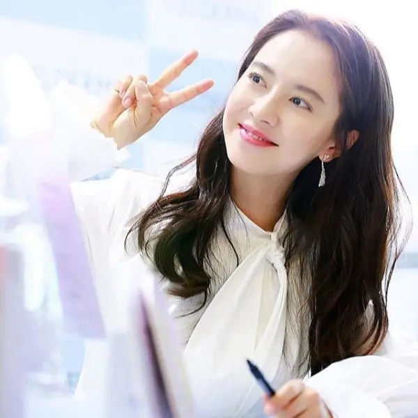 一篇帶你窺探韓國女星「冬季保養秘招」：IU 最愛捧臉法、SUZY 自創洗臉法...不想爛臉快筆記！